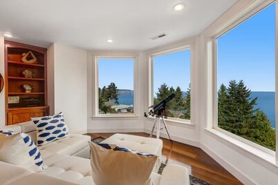 Custom estate with 6 bedrooms, 4+baths, private beach in enchanting Coupeville.