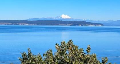 Custom estate with 6 bedrooms, 4+baths, private beach in enchanting Coupeville.