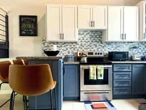 Private kitchen - Cosy Modern Loft in Kingston Jamaica with pool. (Kingston)