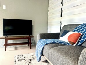 TV - Cosy Modern Loft in Kingston Jamaica with pool. (Kingston)