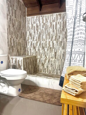 Shower, towels, soap, shampoo - Cosy Modern Loft in Kingston Jamaica with pool. (Kingston)