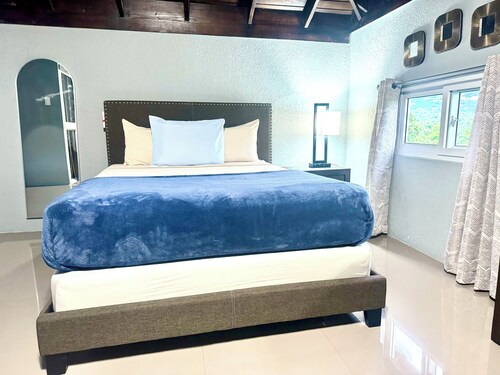 Cosy Modern Loft in Kingston Jamaica with pool. 