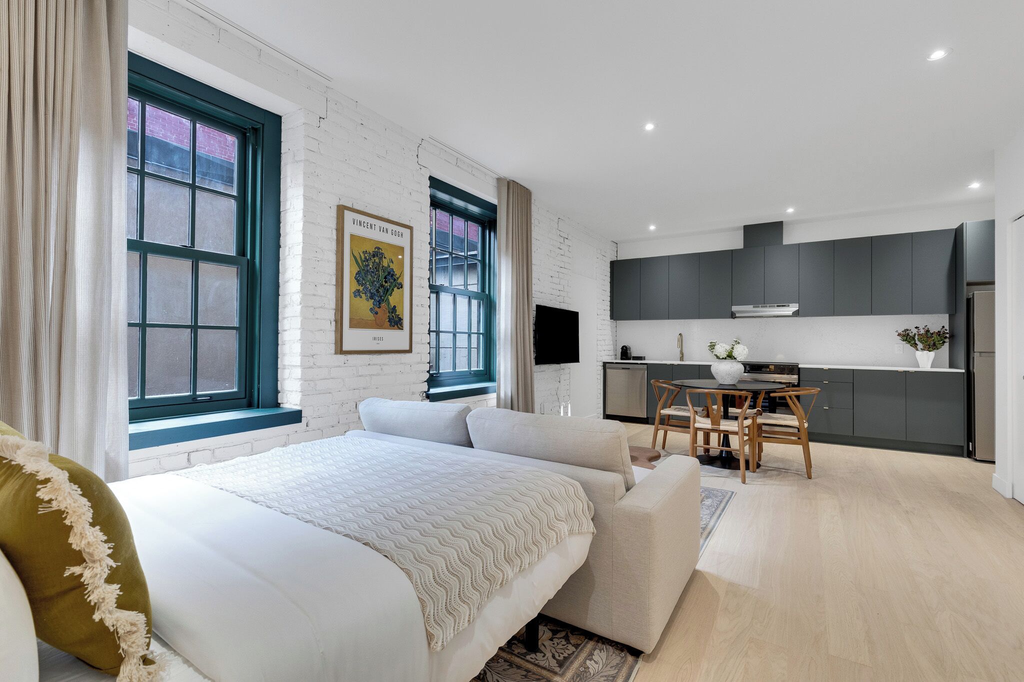 Superior Apartment | 高档床上用品、记忆海绵床垫、客房内保险箱、特色装修