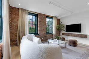 Deluxe 1 Bedroom Apartment with City View | 거실 공간 | 디지털 채널 시청이 가능한 60인치 스마트 TV, 넷플릭스, 훌루