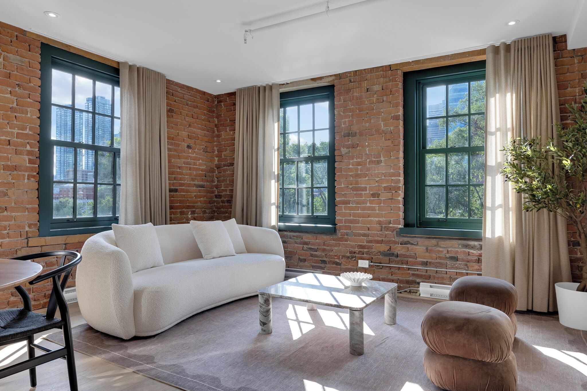 Deluxe 1 Bedroom Apartment with City View | 客房景觀