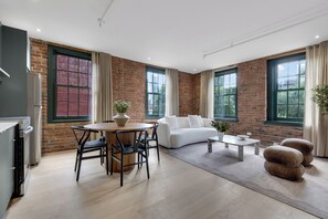 Deluxe 1 Bedroom Apartment with City View | 거실 공간 | 디지털 채널 시청이 가능한 60인치 스마트 TV, 넷플릭스, 훌루