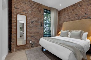 Premium bedding, memory foam beds, in-room safe, individually decorated - The Mercer Boutique Hotel (Montréal)