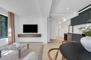 Apartamento superior (A) | Zona de estar | Smart TV de 60 pulgadas con canales digitales, además de Netflix, Hulu