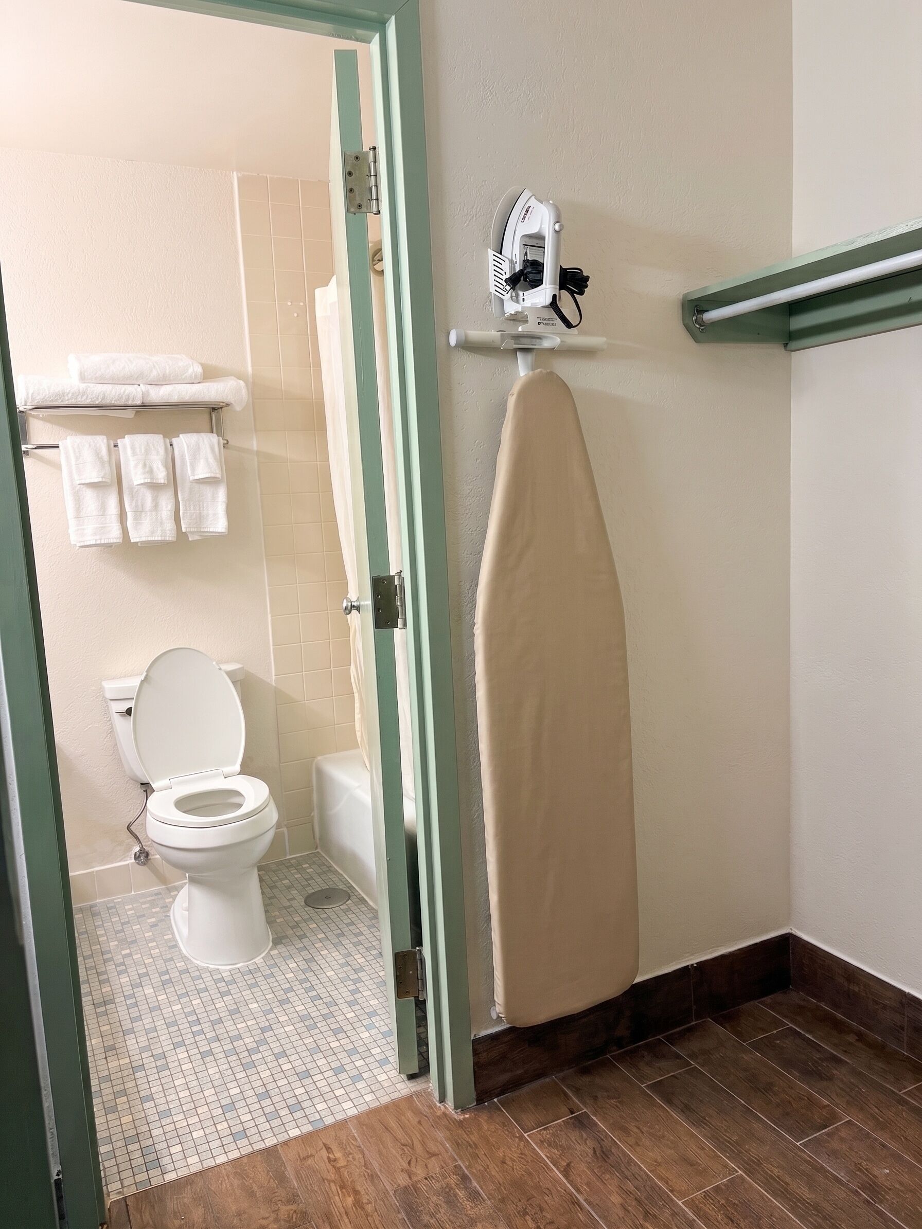 Standaard tweepersoonskamer, 2 queensize bedden, uitzicht op binnenplaats | Badkamer | Een bad/douchecombinatie, handdoeken, zeep, shampoo
