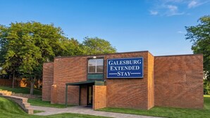 Un bâtiment en briques sur lequel on peut lire l’inscription : « Galesburg Extended Stay ».
