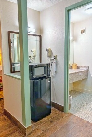 Habitación estándar doble, 1 cama de matrimonio grande | Baño | Ducha y bañera combinadas, toallas, jabón y champú