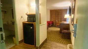 Standard Single Room, 1 Queen Bed, Courtyard View | Desk, laptop workspace, soundproofing, free WiFi