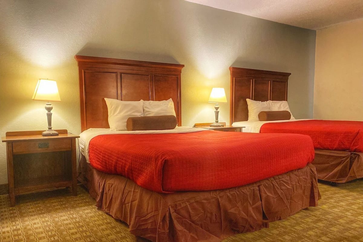 Standard Double Room, Courtyard View | Meja, ruang kerja komputer riba, kalis bunyi, Wi-fi percuma