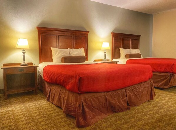 Desk, laptop workspace, soundproofing, free WiFi - Galesburg Extended Stay (Galesburg)