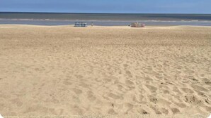 A wide sandy beach with a clear blue sky. - 2 Bed Chalet Sleeps 6 - Pets, Near Beach, Parking (Mablethorpe)
