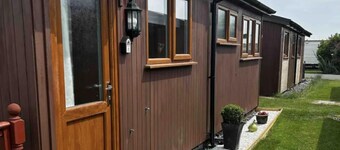 2 Bed Chalet Sleeps 6 - Pets, Near Beach, Parking