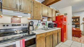 Een magnetron, een oven, een koffiezetapparaat/waterkoker