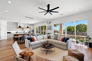 TV connectée, cheminée, chaîne hi-fi