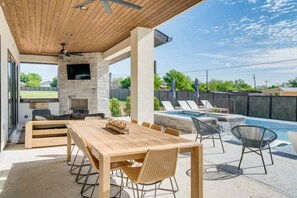 Outdoor dining - Real Texas Lake Living (Kingsland)