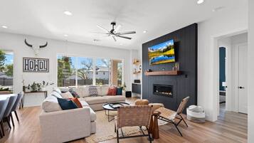 Smart TV, fireplace, stereo