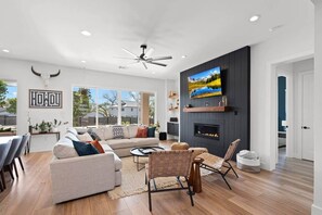Smart TV, fireplace, stereo