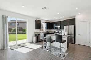 Frigorífico, microondas, horno y lavavajillas