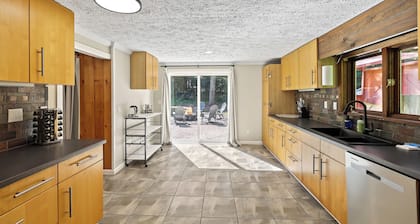 The Woodland Haven - Secluded 3 bed, 2 bath, and Hot Tub!