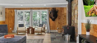 The Woodland Haven - Secluded 3 bed, 2 bath, and Hot Tub!