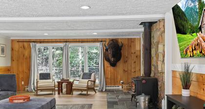 The Woodland Haven - Secluded 3 bed, 2 bath, and Hot Tub!