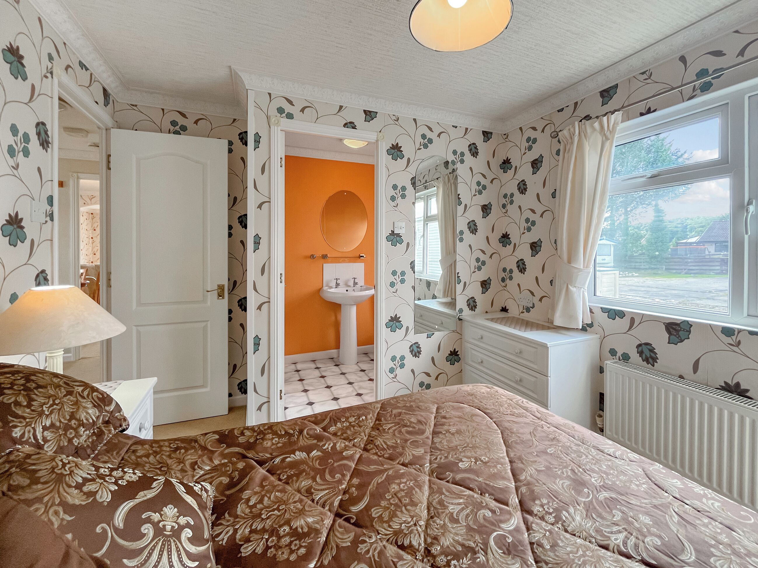 1 sovrum och sängkläder