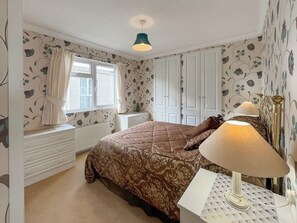 1 bedroom, bed sheets