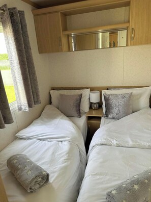 2 slaapkamers, een strijkplank/strijkijzer, reisbedje, gratis wifi