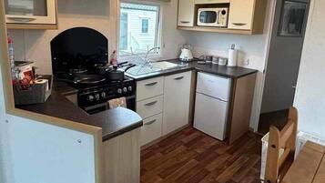 KĂŒhlschrank, Mikrowelle, Ofen, Wasserkocher