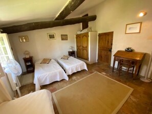 6 Schlafzimmer, Schreibtisch, Bügeleisen/Bügelbrett, Reisekinderbett