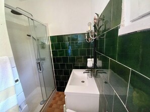 Dusche, Haartrockner, Handtücher