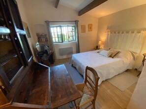 6 habitaciones, escritorio y tabla de planchar con plancha 