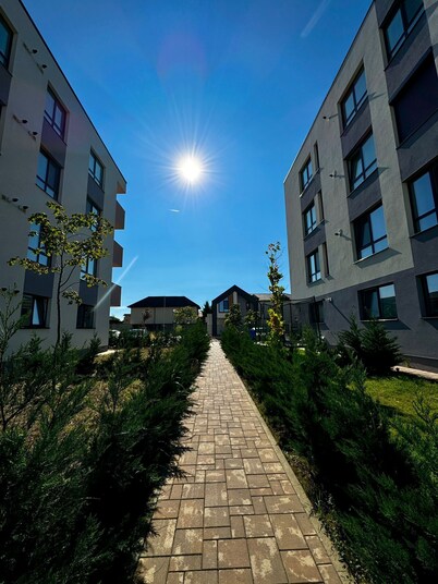 Charming 1-bedroom apartment in serene Ploiesti with WiFi, AC