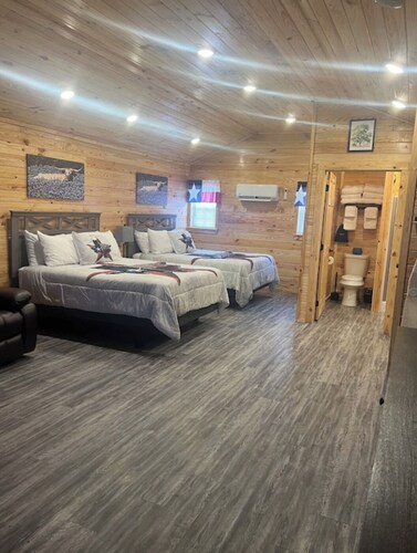 Cabin Unit 3 of 6 Called the Texan with WiFi and AC in serene Paige