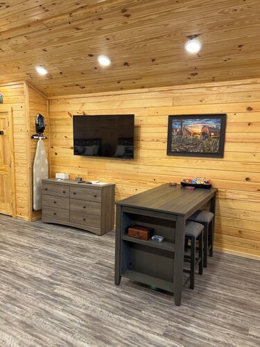 Cabin Unit 3 of 6 Called the Texan with WiFi and AC in serene Paige