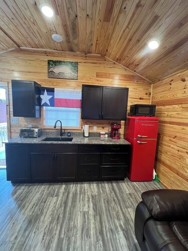 Cabin Unit 3 of 6 Called the Texan with WiFi and AC in serene Paige