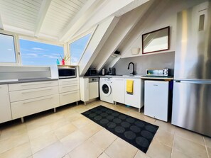 Réfrigérateur, micro-ondes, four, plaque de cuisson