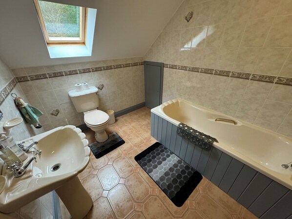 Main Bathroom - Spacious Detached 4-bedroom house in Kenmare set on its own grounds of 2 acres (kenmare)