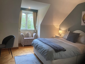 4 chambres, fer et planche à repasser, lit de bébé portatif
