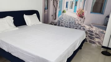 2 slaapkamers, een bureau, een strijkplank/strijkijzer, reisbedje