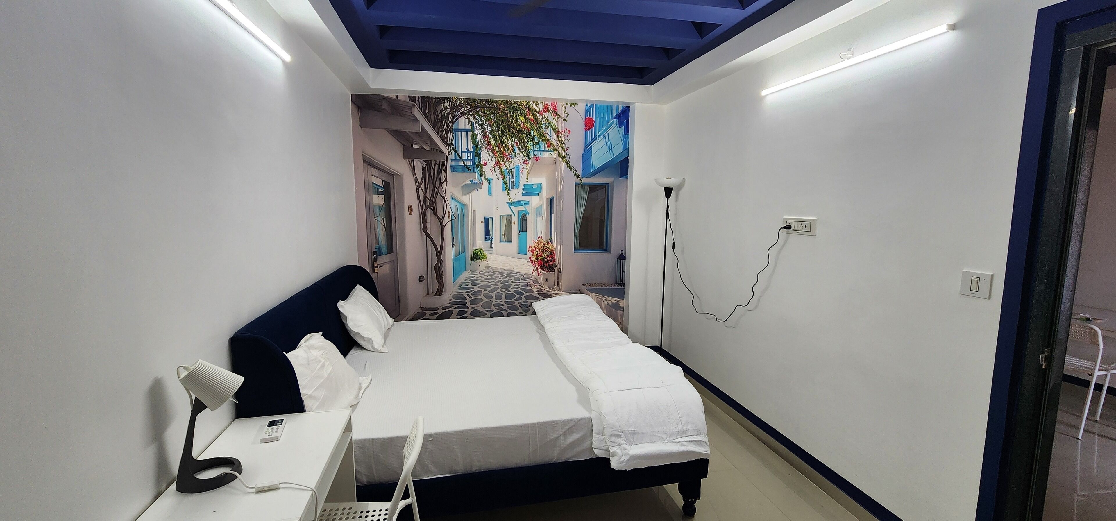 2 habitaciones, escritorio y tabla de planchar con plancha 