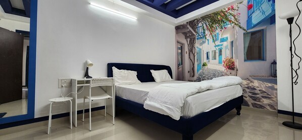 2 habitaciones, escritorio y tabla de planchar con plancha 