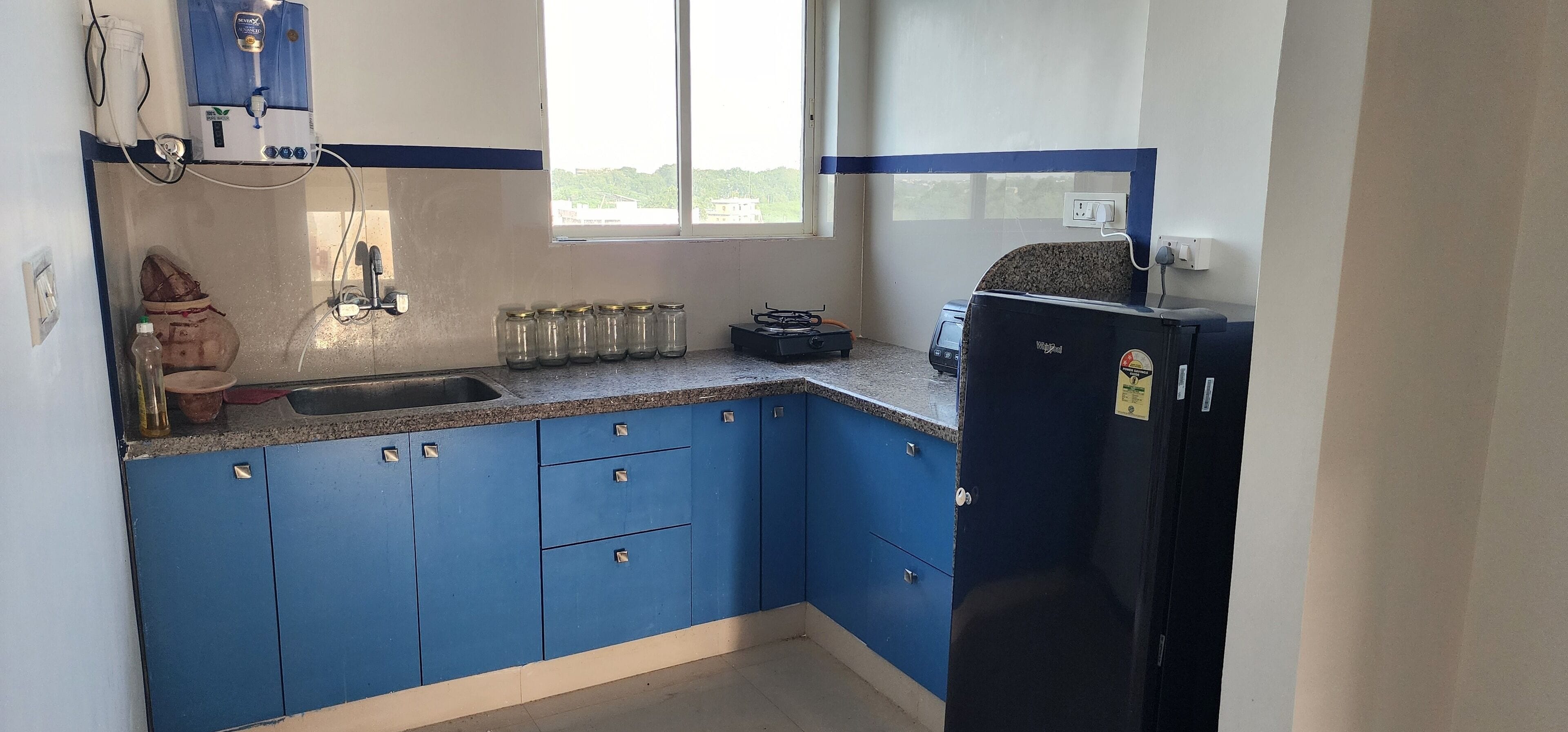 Refrigerador, microondas, parrilla de estufa y utensilios de cocina 