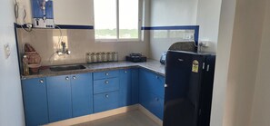 Réfrigérateur, micro-ondes, plaque de cuisson