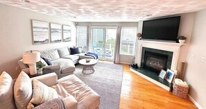 Smart TV, chimenea y estéreo 
