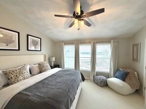 2 bedrooms, iron/ironing board, travel cot, free WiFi - Serene Waterfront 2-Bedroom Townhome Steps from Main Street – East Greenwich (East Greenwich)